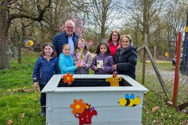 Die Kinder gemeinsam mit Dr. Karl Peter Hoffmann, Geschäftsführer der Stadtwerke Sindelfingen GmbH, Biljana Vukovic und Milka Milosevic vom Kinderschutzbund Kreisverband Böblingen e.V..