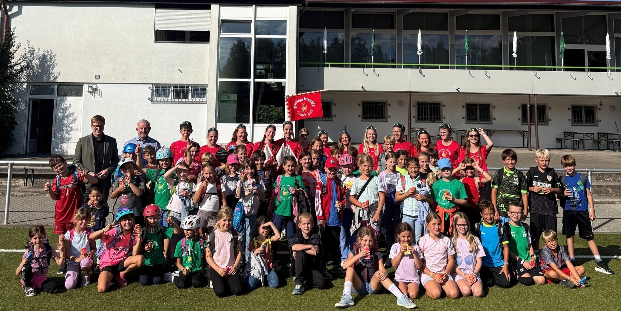Unser Gruppenfoto zeigt die  Kinder der dritten Ferienwoche zusammen mit Oberbürgermeister Markus Kleemann und dem stellvertretenden GSV Vorsitzenden Werner Klauß (von links).
