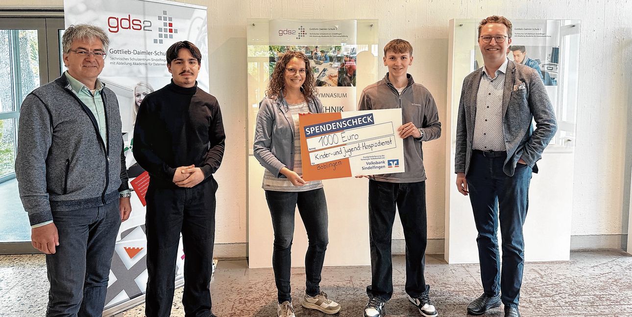 Von links: Herbert Waldschmidt (Abteilungsleiter TGU), Özer Gül (stellvertretender Schülersprecher), Carolin Schlanderer (Fachbereichsleitung Hospiz), Luke Flum (Schülersprecher), Dr. Christian Hopf (Schulleiter GDS2).