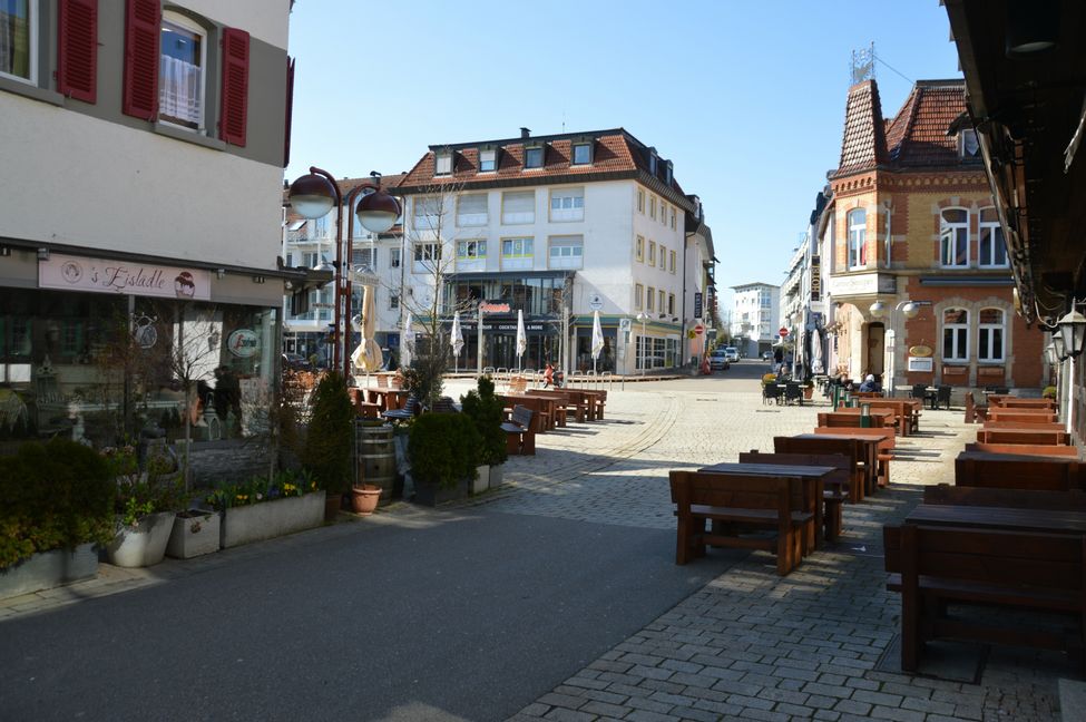 Sonntagnachmittag in Sindelfingen: Menschenleerer Wettbachplatz.