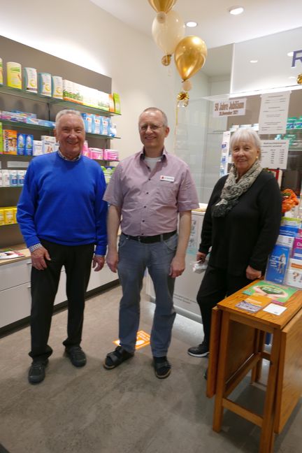 Gudrun und Helmut Nierlich von der Rotbühl-Apotheke und ihr Nachfolger, Dr. Thomas Stüven. Im Oktober 2003 übernahm er die Apotheke, und feiert nun mit seinen Mitarbeiterinnen das 50-Jährige.   Bild: Lück