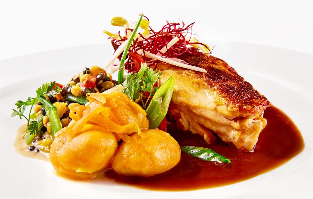 Der Hauptgang: Zarte Maispoulardenbrust an Kürbisgnocchi, Linsencurry und Jus mit orientalischen Gewürzen.