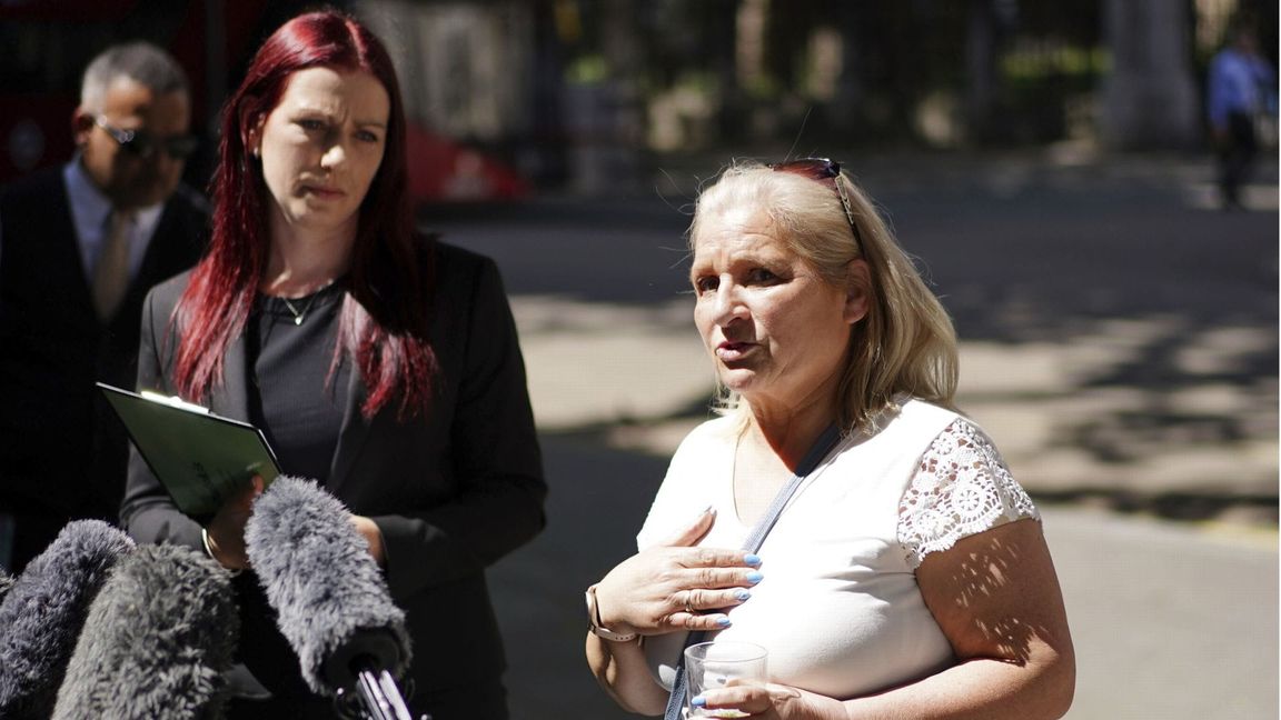 Die Schwester (r.) des 38 Jahre lang inhaftierten Mannes spricht mit Medienvertretern.