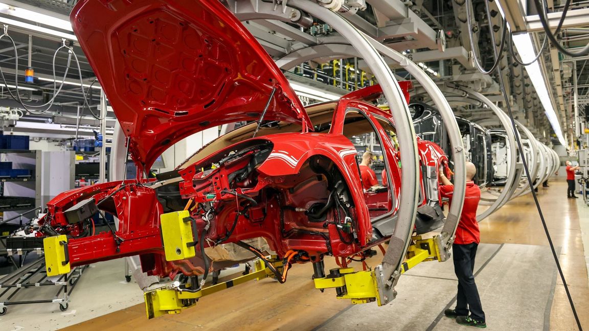 Allein in der Autobranche wurden innerhalb eines Jahres netto rund 51.500 Jobs. (Symbolbild)