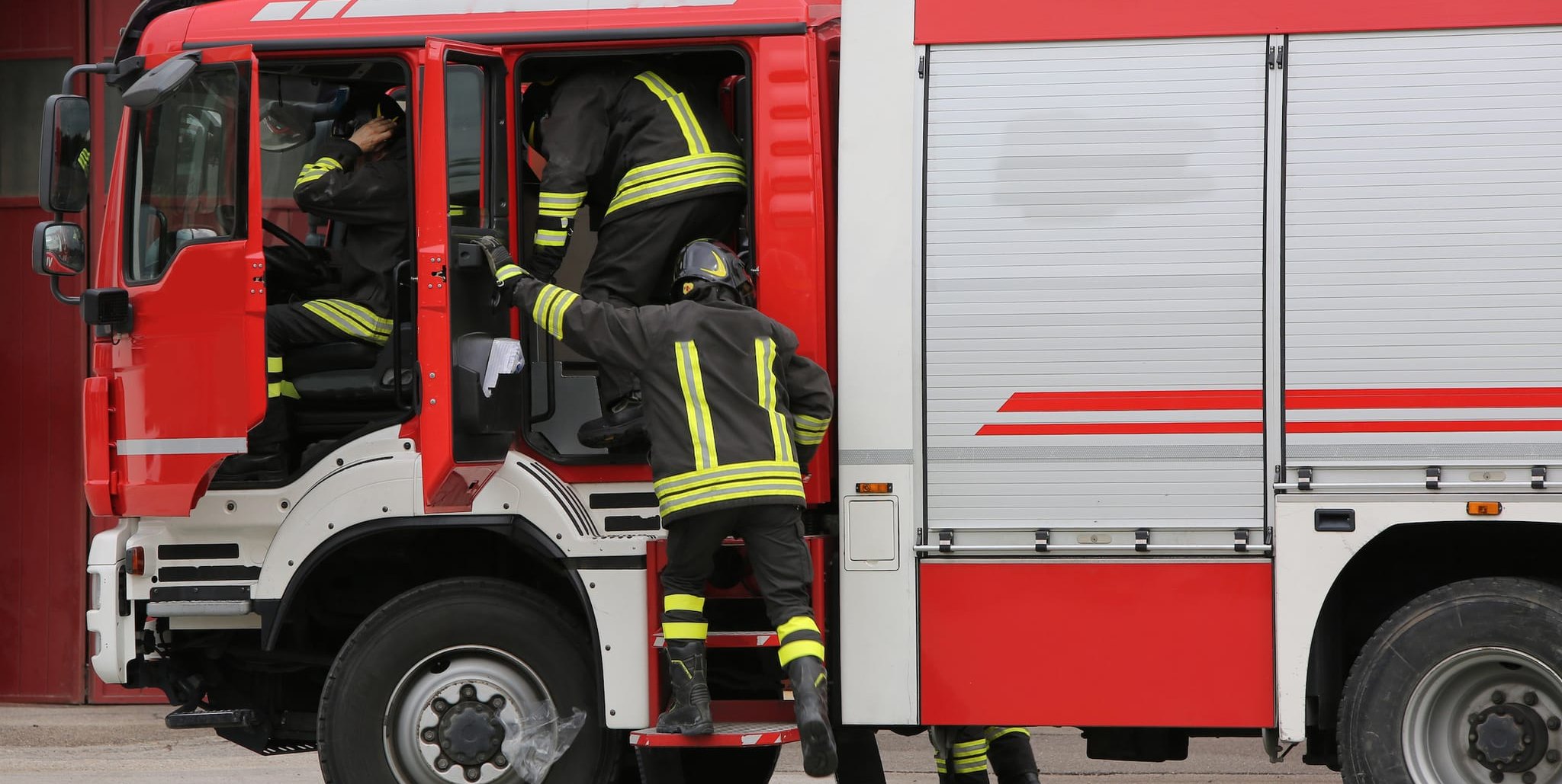 Die Feuerwehr konnte die drei Brände in Ehningen rasch löschen. 	Bild: Adobe Stock
