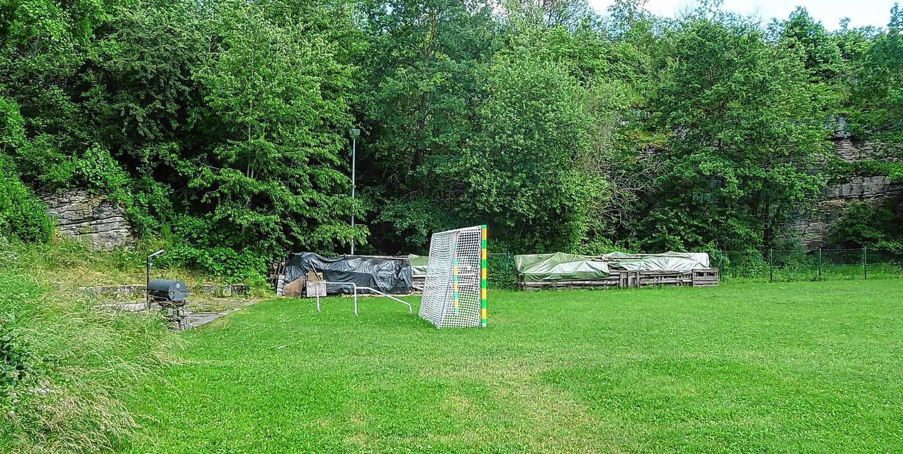 Ein Teil des CVJM-Geländes im Magstadter Rotsteinbruch. Die Felswand im Hintergrund soll zu eienem Naturdenkmal werden.  Bild: Reichert