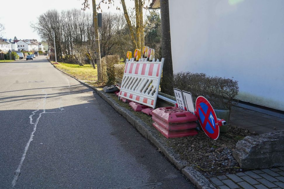 Die Schilder warten in der Maichinger Straße geduldig darauf, dass sie zum Einsatz kommen.