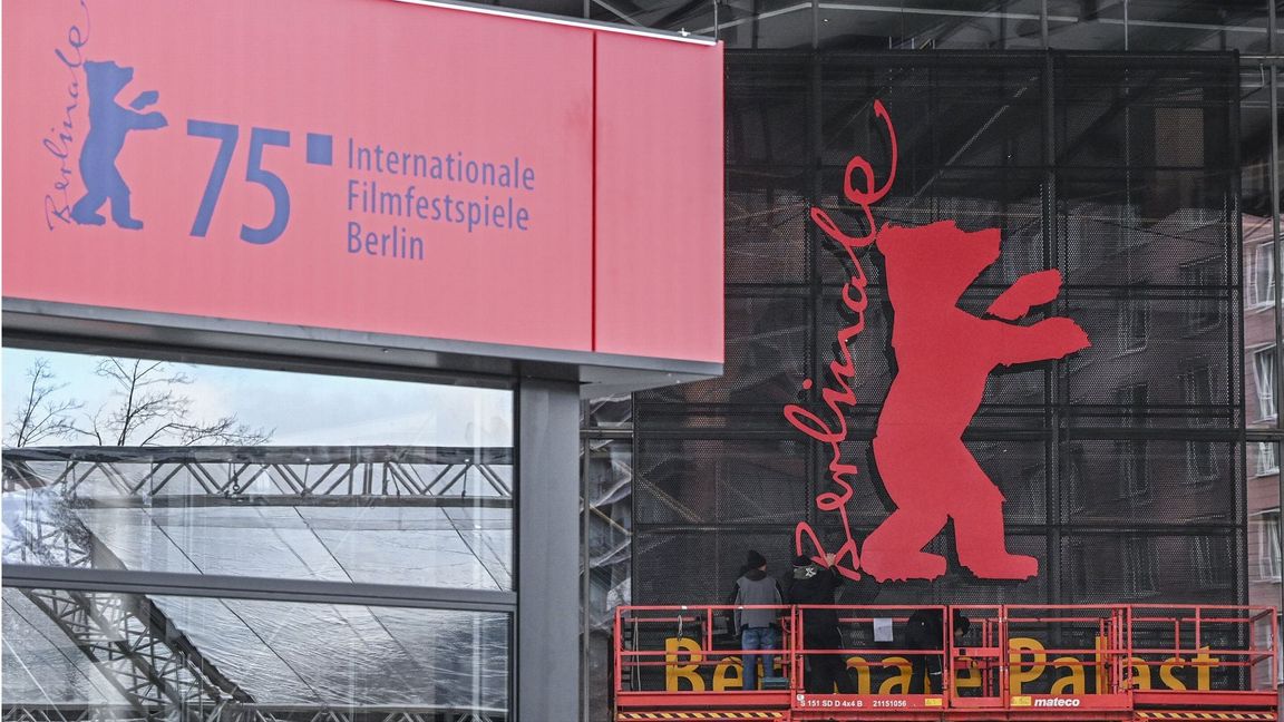 Der Berlinale-Bär wird am Berlinale-Palast montiert. Wegen einer Aussage über den Nahostkonflikt ermittelt der Staatsschutz (Archivfoto).