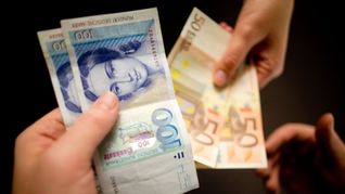 Zufallsfund oder aus Nostalgie über Jahre aufbewahrt: Jahr für Jahr tauschen Menschen Millionensummen alter D-Mark-Bestände bei der Bundesbank in Euro um. (Symbolbild)