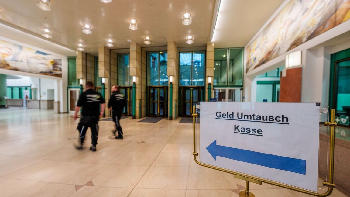 Wer noch alte Scheine oder Münzen findet, kann diese kostenlos bei allen 31 Filialen der Bundesbank oder per Postweg über die Bundesbank-Filiale in Mainz zum Umtausch einreichen. (Archivbild)