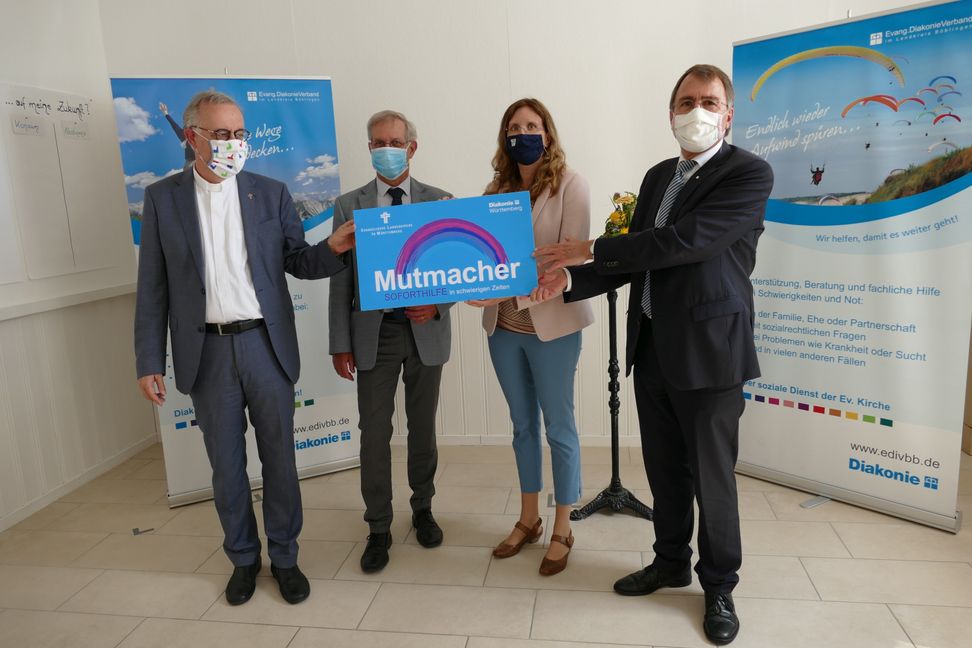 Bischof Dr. Otfried July, Dekan Dr. Bernd Liebendröfer, Simone Schächterle und Oberkirchenrat Dieter Kaufmann wollen Mut machen