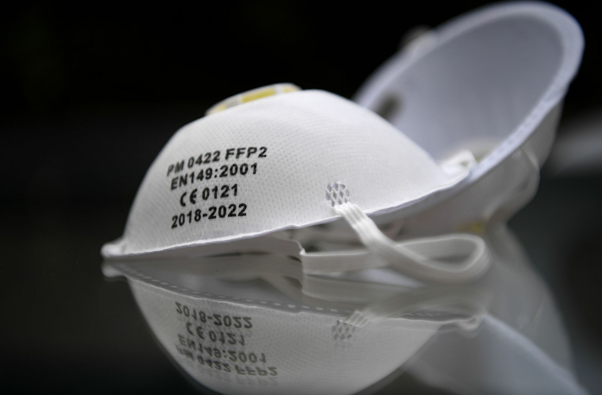 Die meisten von Dekra getesteten Corona-Schutzmasken fallen bei der Prüfung durch. Im Bild eine  FFP2-Maske, die ausreichend Schutz vor Coronaviren bieten soll.