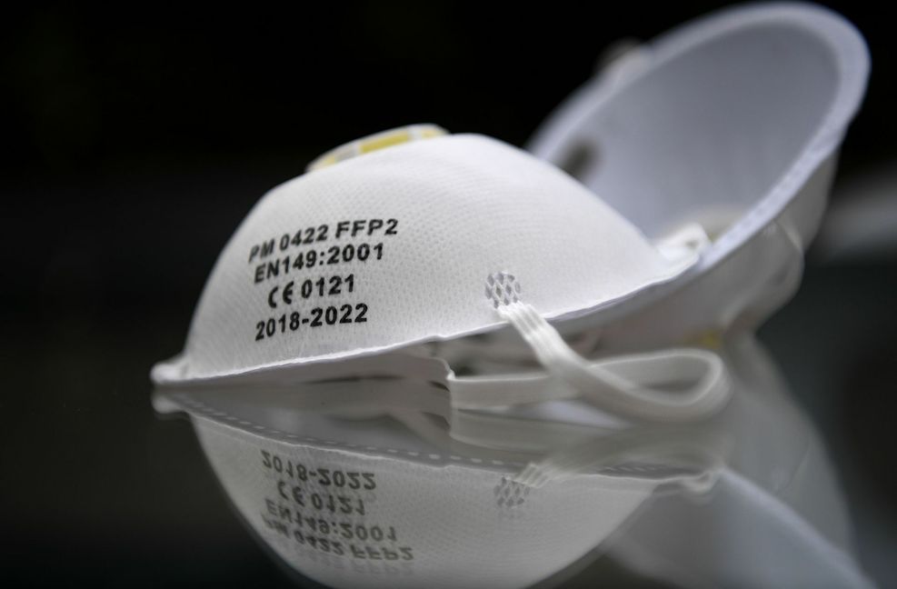 Die meisten von Dekra getesteten Corona-Schutzmasken fallen bei der Prüfung durch. Im Bild eine  FFP2-Maske, die ausreichend Schutz vor Coronaviren bieten soll.