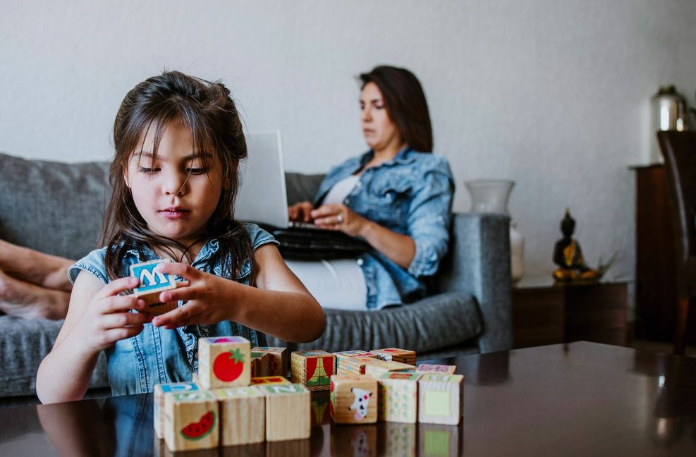 Das Homeoffice hat manches einfacher gemacht, ein Spagat bleibt die Vereinbarkeit von Familie und Beruf für Frauen trotzdem.