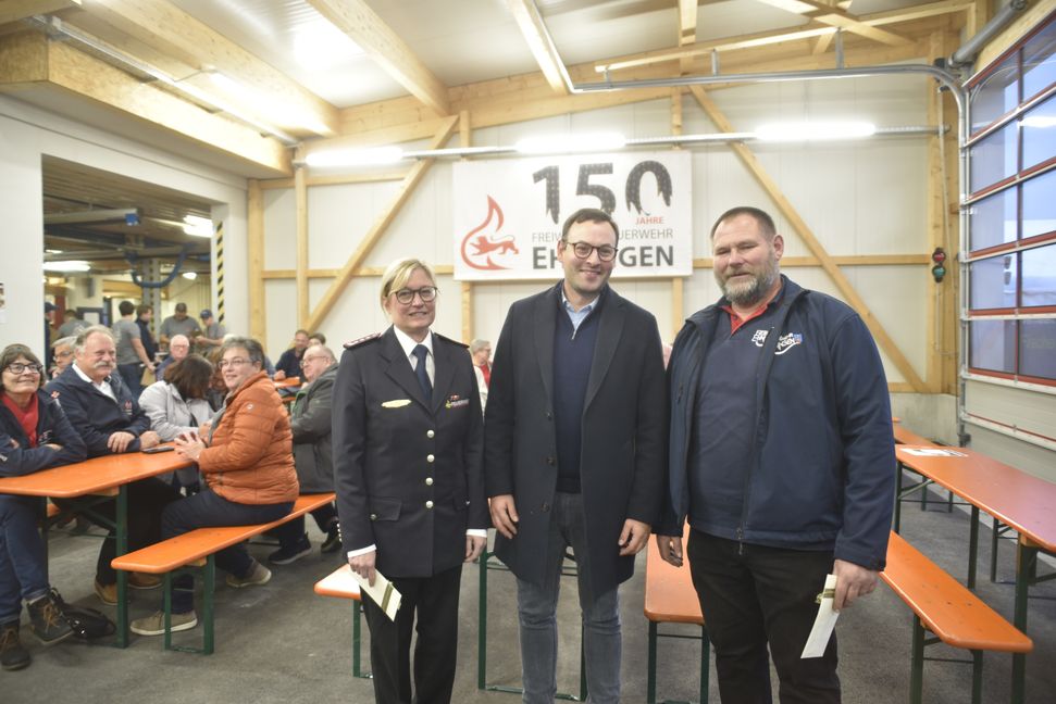 Bürgermeister Lukas Rosengrün würdigte im Neubau besonders Kommandantin Astrid Schimmer und Martin Böhringer (einer der beiden stellvertretenden Kommandanten) für ihren ehrenamtlichen Einsatz beim Umbau und der Erweiterung des Feuerwehrhauses. Bild: Reichert