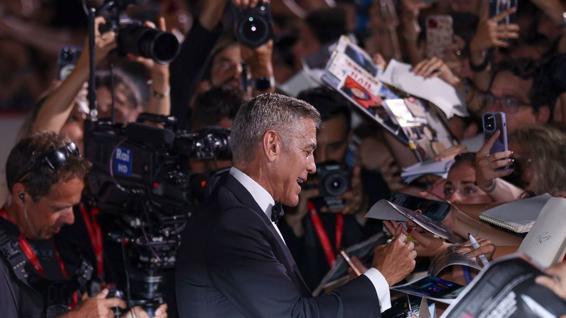 George Clooney gab schon vergangenes Jahr Autogramme in Venedig - nun kommt er zurück (Archivbild).