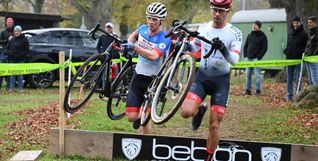 Der Deufringer Max Vetter (links) : im Sommer Triathlet beim VfL Sindelfingen, im Winter Crossfahrer der Männer-Eliteklasse beim RV Pfeil Magstadt.  Bild: Reichert