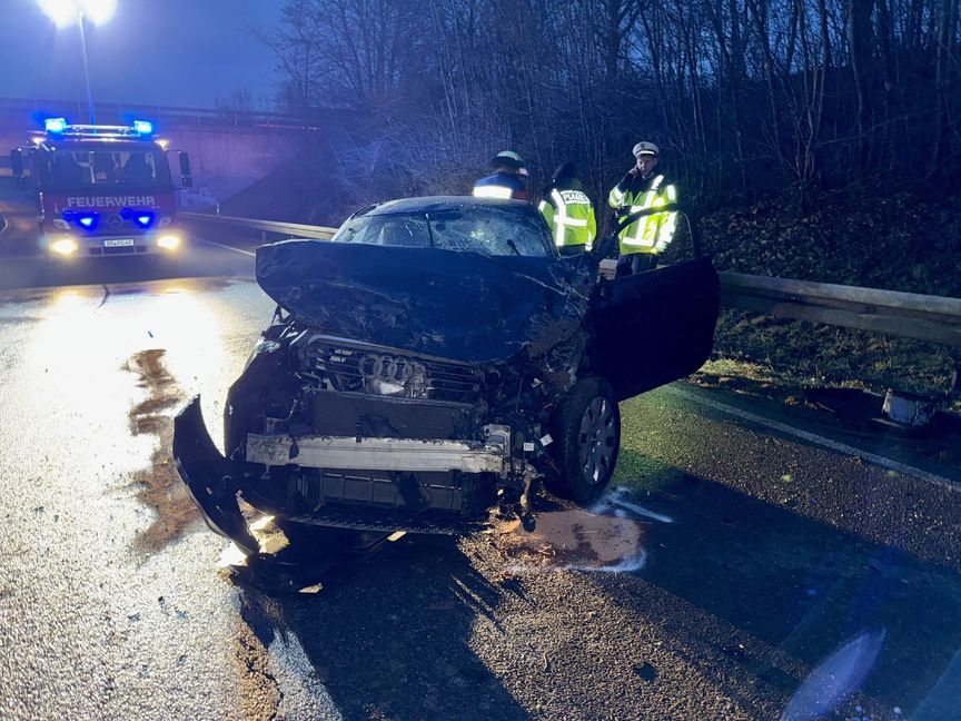 Der Audi kam nach dem Überschlag wieder auf den Rädern zum Stehen. Die Kreisstraße 1046 war nach dem Unfall für zwei Stunden voll gesperrt.