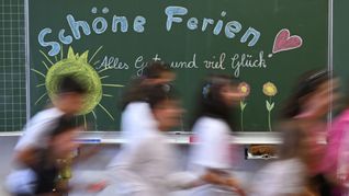Auf sechs Wochen Sommerferien können sich Schülerinnen und Schüler in Deutschland freuen. (Archivbild)