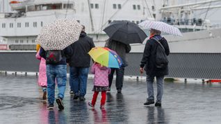 An den Küsten ist auch am Sonntag noch mit Regen und Sturm zu rechnen.