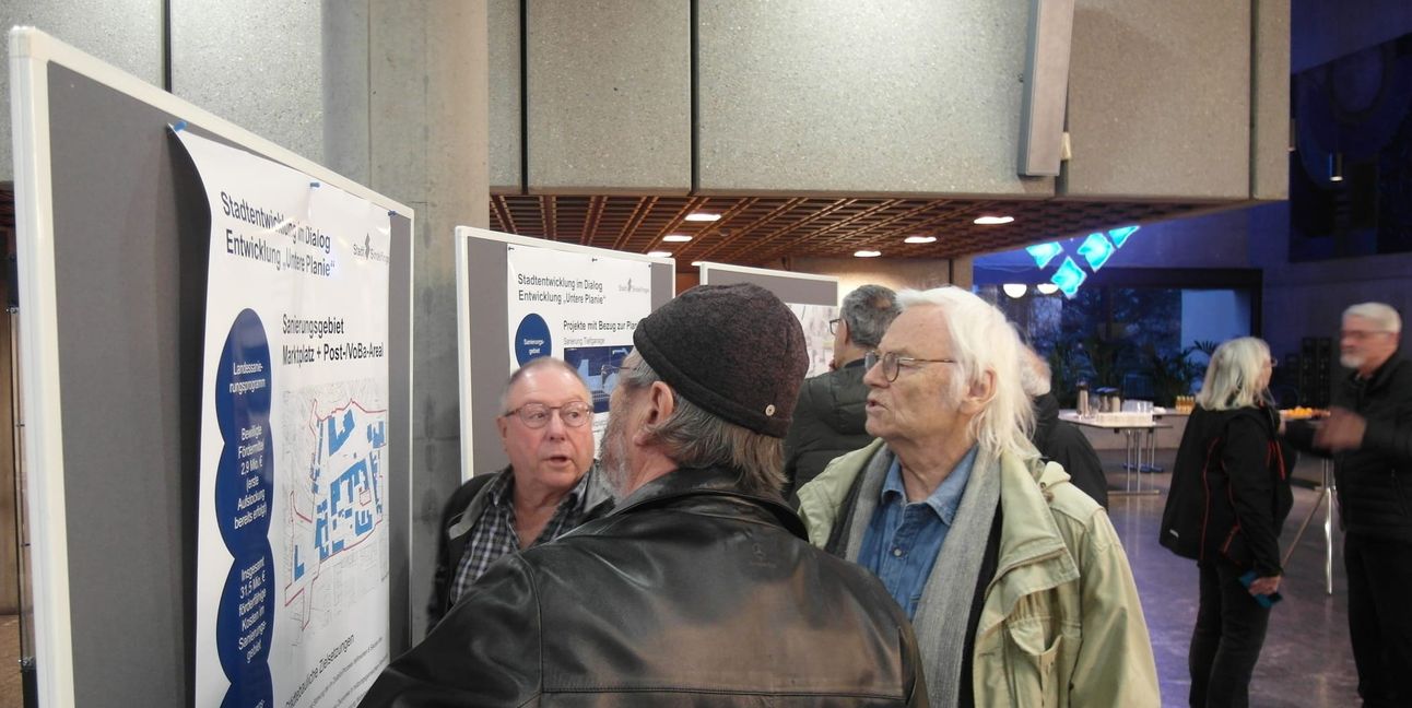 Klaus Philippscheck (grüne Jacke) und dessen Mitstreiter befürchten, dass bei der Entwicklung der „Unteren Planie“ historische Identität verloren gehen könnte.