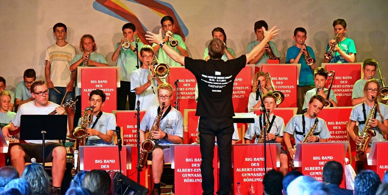 Tradition muss sein: Die Big Band des Albert-Einstrein-Gymnasiums eröffnet den Sommer am See.