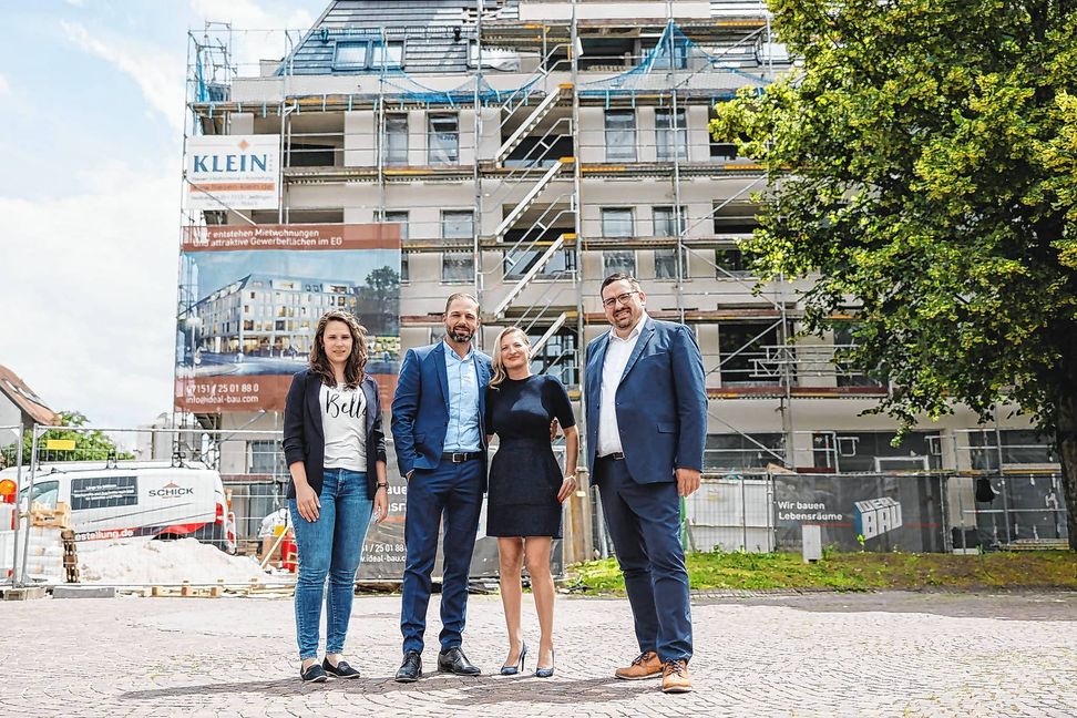 Katrin Heißel, Prokuristin und Projektleiterin Innenstadt bei der Wirtschaftsförderung Sindelfingen (WSG), Franz Teufel und Anna Teufel von Interieur Steinle und Felix Rapp, WSG-Geschäftsführer (von links) vor dem Neubau am oberen Marktplatz.