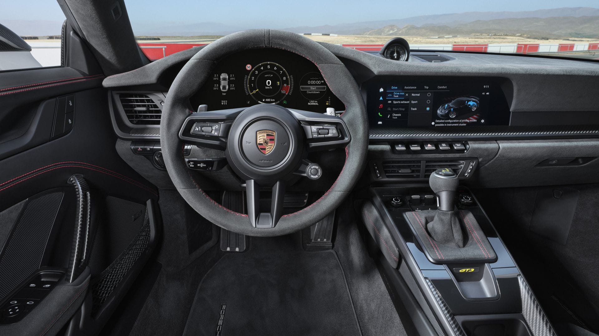 Ein Blick ins Cockpit: anders bei den Carrera-Modellen gibt es keinen Startknopf, sondern einen klassischen Zünddrehschalter links neben dem Lenkrad.