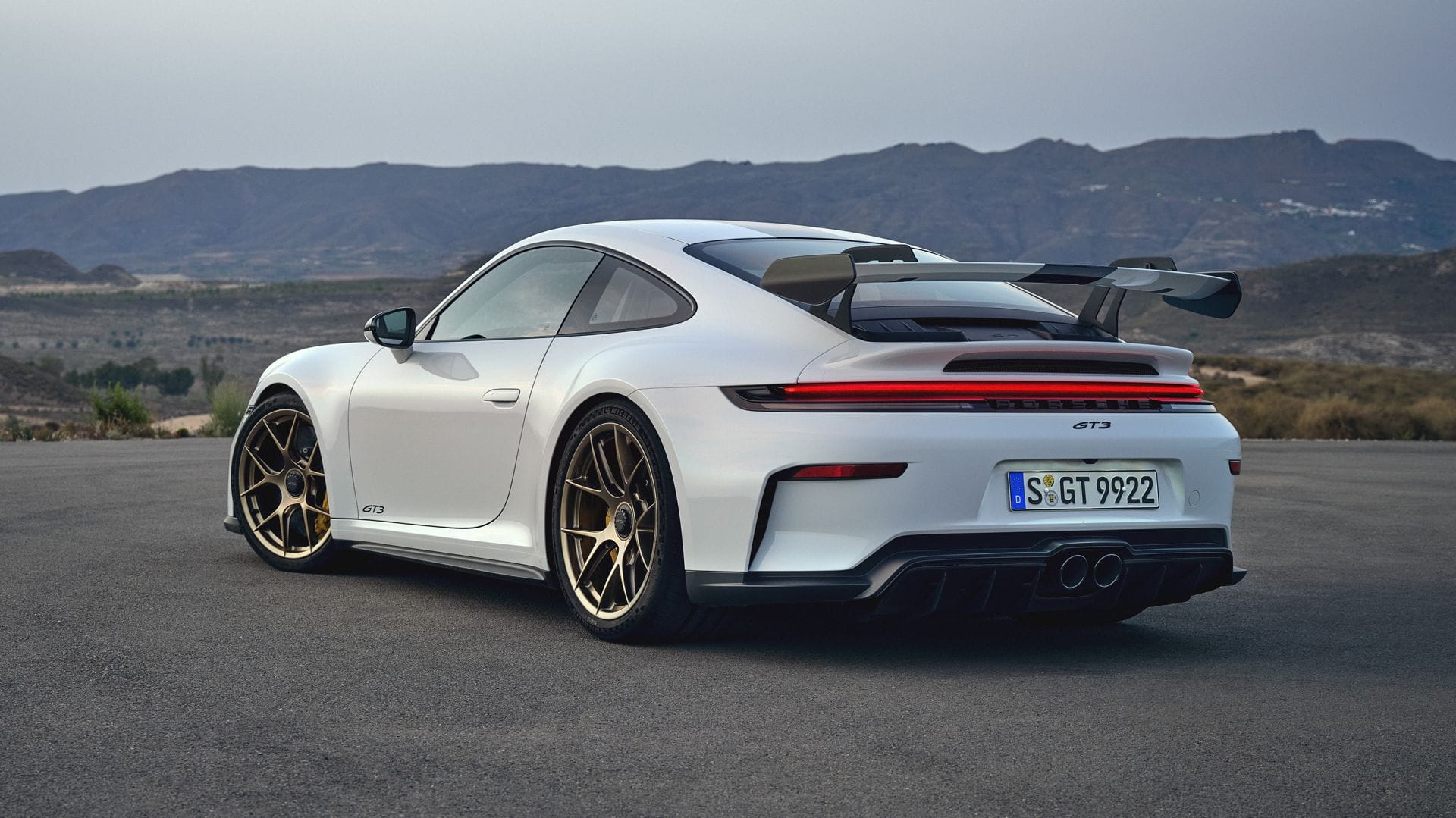 Die Variante 911 GT3 ist mit einem feststehenden Heckflügel versehen.
