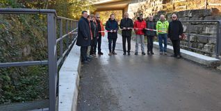 Sie freuen sich, dass die Brücke über den Magstadter Erschel-Graben fertig ist (von links): Tillmann Faust vom Amt für Vermessung und Flurneuordnung, die Magstadter Gemeinderäte Thomas Jarmer, und Gabriele Vorreiter, Uwe Scheel vom Magstadter Bauamt, dessen Chef Bürgermeister Florian Glock, Landrat Roland Bernhard, die Landwirte Klaus Zeile, Walter Moser und Walter Steegmüller sowie der frühere Magstadter Gemeinderat Hans-Ulrich Protzer.