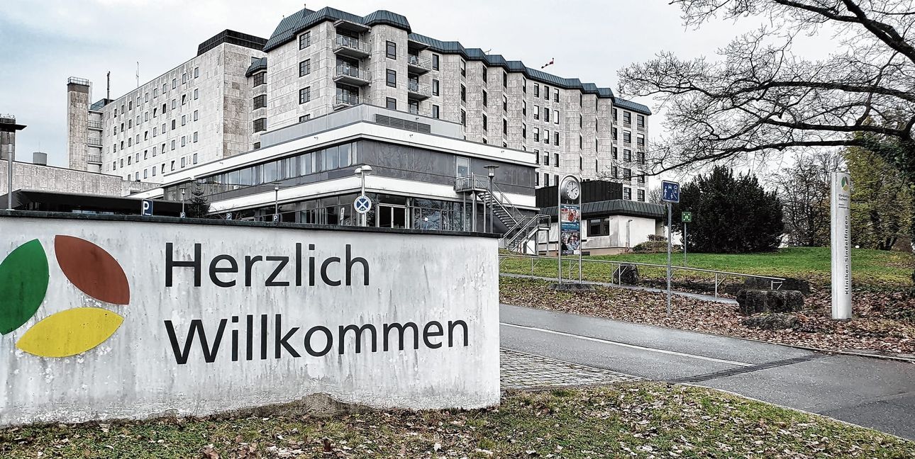 Heute gehen hier Menschen ins Krankenhaus. In ein paar Jahren sollen sie hier wohnen und arbeiten. Der zentrale Bettentrakt bleibt stehen, wird aber neu gedacht und umgebaut.