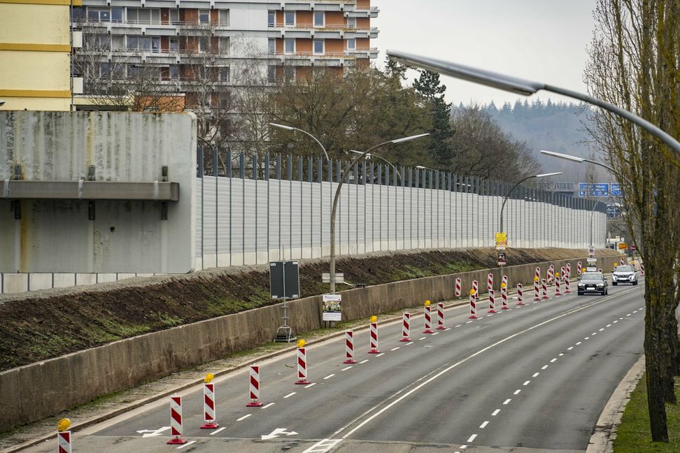 Der Lärmschutzwand im Sindelfinger Osten fehlen nur noch ein paar Bretter.