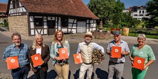 Vorstellung des Dachteler Jubiläumsbuches vom Arbeitskreis vor dem Backhaus und dem Dorfbrunnen von Dachtel. Von links: Ortsvorsteher Ulrich Eisenhardt, Maggie Jarak, Bürgermeisterin Helena Österle, Otto Kühnle, der gleich ein Büschele Holz zum Anzünden im Backhaus mitbrachte, der frühere Ortsvorsteher Ralf Böhret und Birgit Breitling.