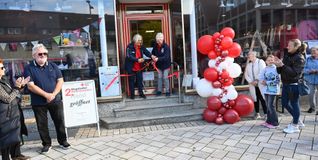 Mit dem Durchschneiden des Bandes eröffneten Sozialleiterin Sandra Ertz (auf dem Podest vor der Eingangstüre von links) und Karin Gaiser den Magstadter DRK-Kleiderladen am Marktplatz.