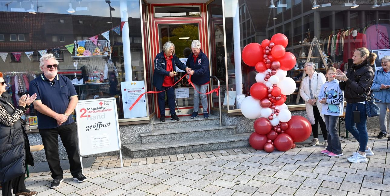Mit dem Durchschneiden des Bandes eröffneten Sozialleiterin Sandra Ertz (auf dem Podest vor der Eingangstüre von links) und Karin Gaiser den Magstadter DRK-Kleiderladen am Marktplatz.