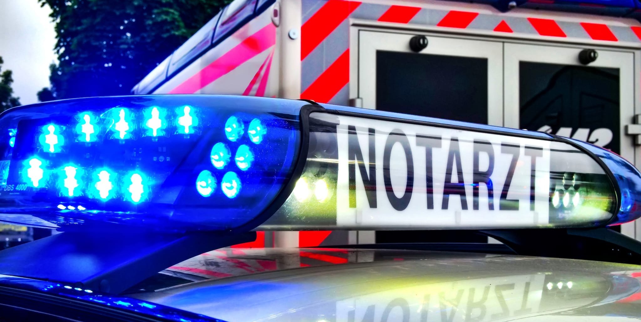 Der Rettungsdienst brachte den Mann in ein Krankenhaus.