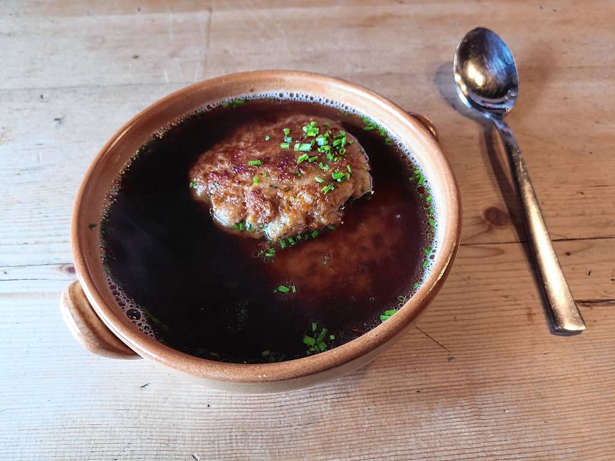 Da der Sommer auf sich warten lässt, eignen sich Kaspressknödel am Freitagabend für das EM-Spiel der Österreicher gegen Polen als Halbzeitsnack ganz hervorragend. Bild: Nüßle