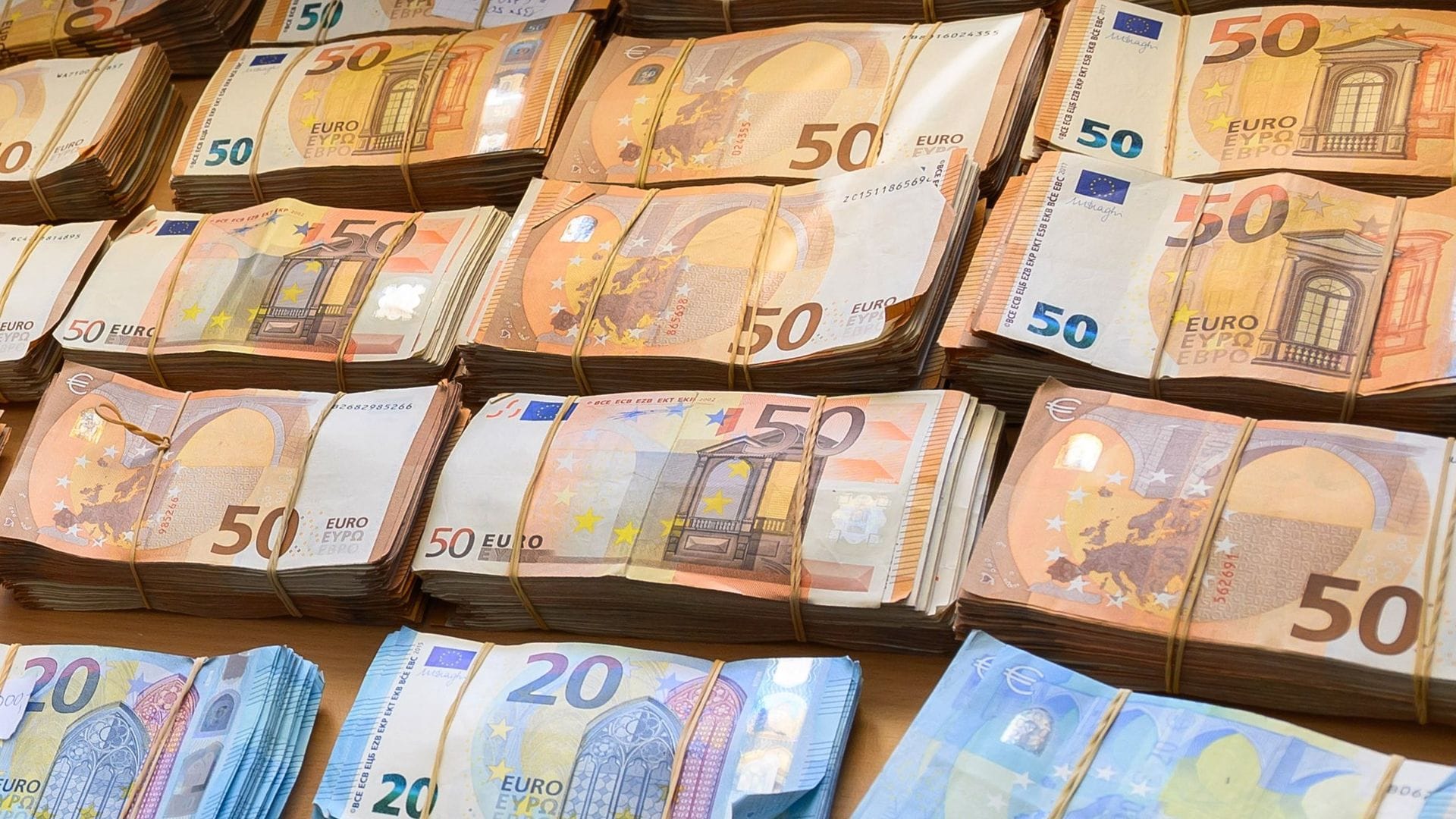 Die Zahl der Superreichen in Deutschland ist kräftig gestiegen - sie profitieren von Gewinnen an der Börse (Symboldbild)