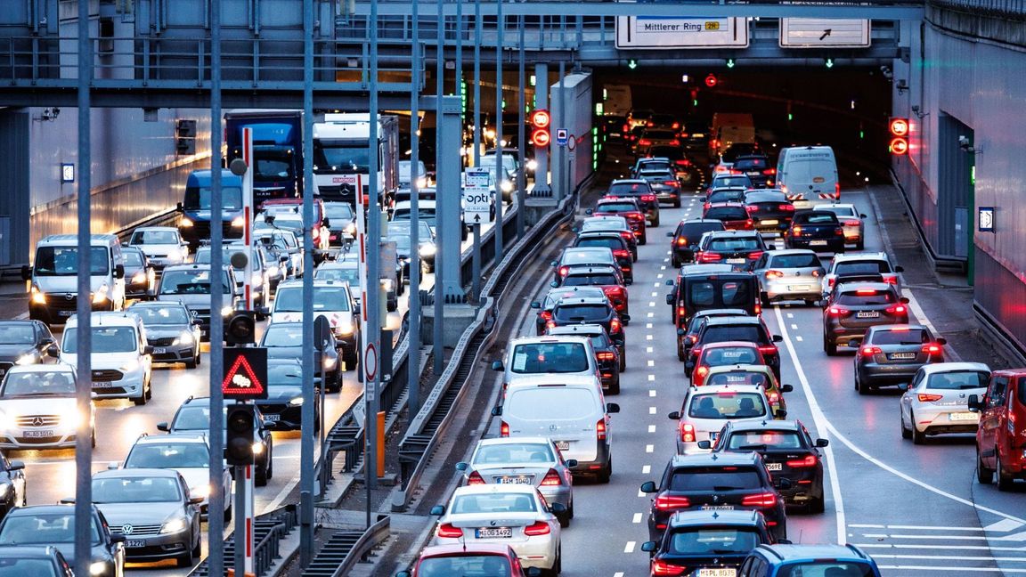 Wie hier im Münchner Berufsverkehr verlieren Pendler in Deutschland immer mehr Zeit im Stau. (Archivbild)