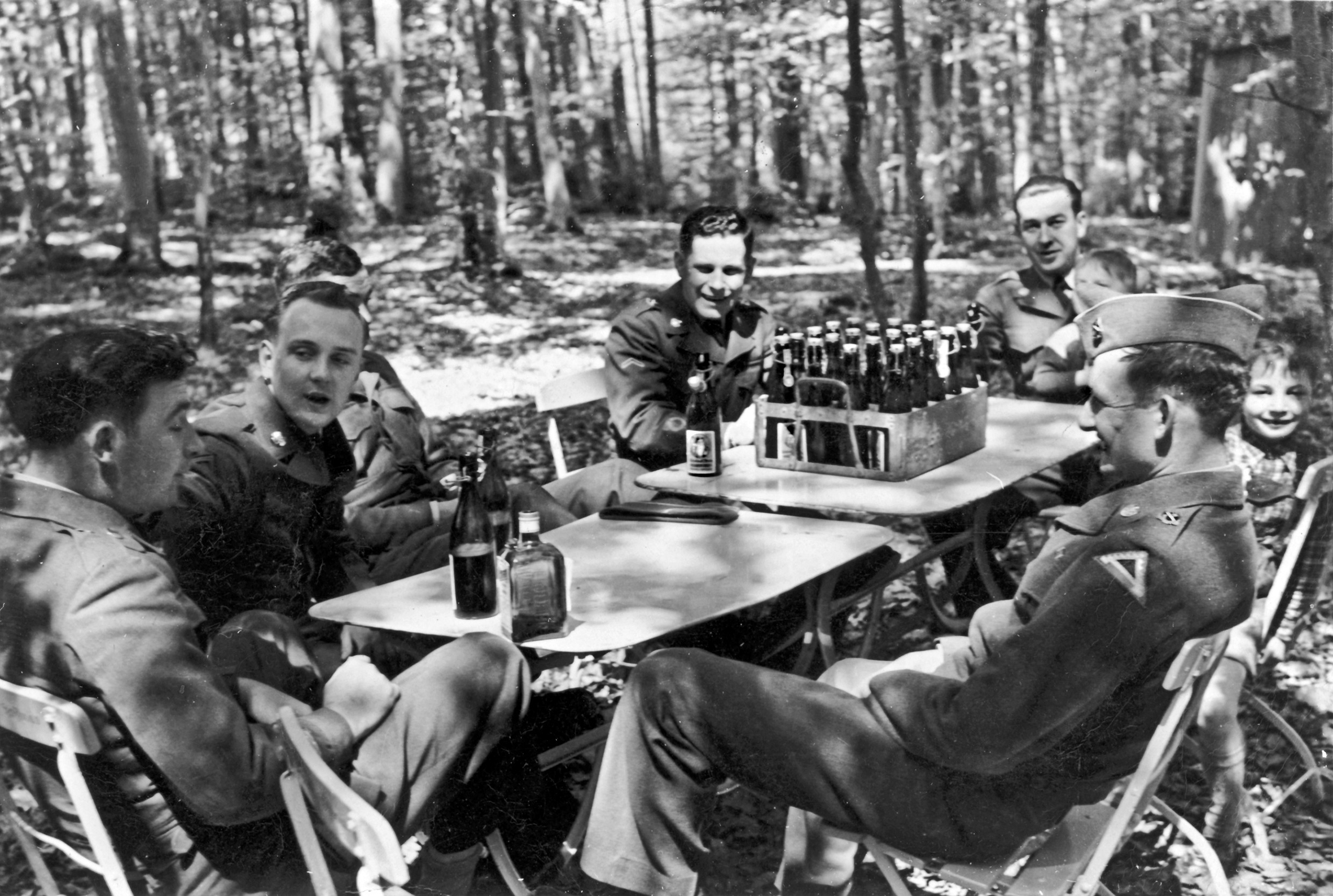 Rainer Simon (rechts) am Tisch mit US-Soldaten. Der Böblinger wuchs Anfang der 1950er Jahre als einziges deutsches Kind in direkter Nachbarschaft zur Panzerkaserne auf – und erlebte dabei prägende Jahre in einer ganz anderen Welt. Bild: – z –