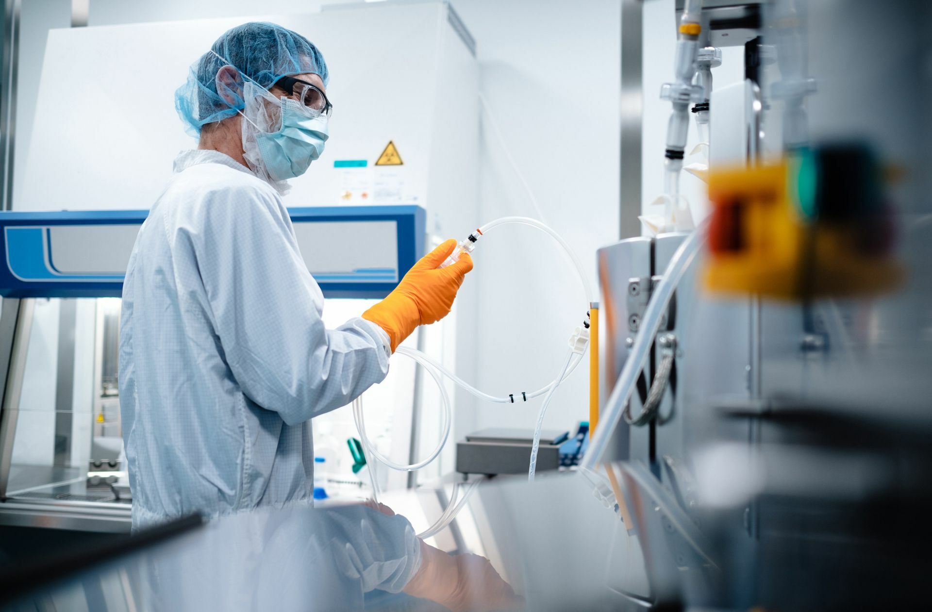 Ein Mitarbeiter des Mainzer Unternehmens Biontech arbeitetet im Labor.