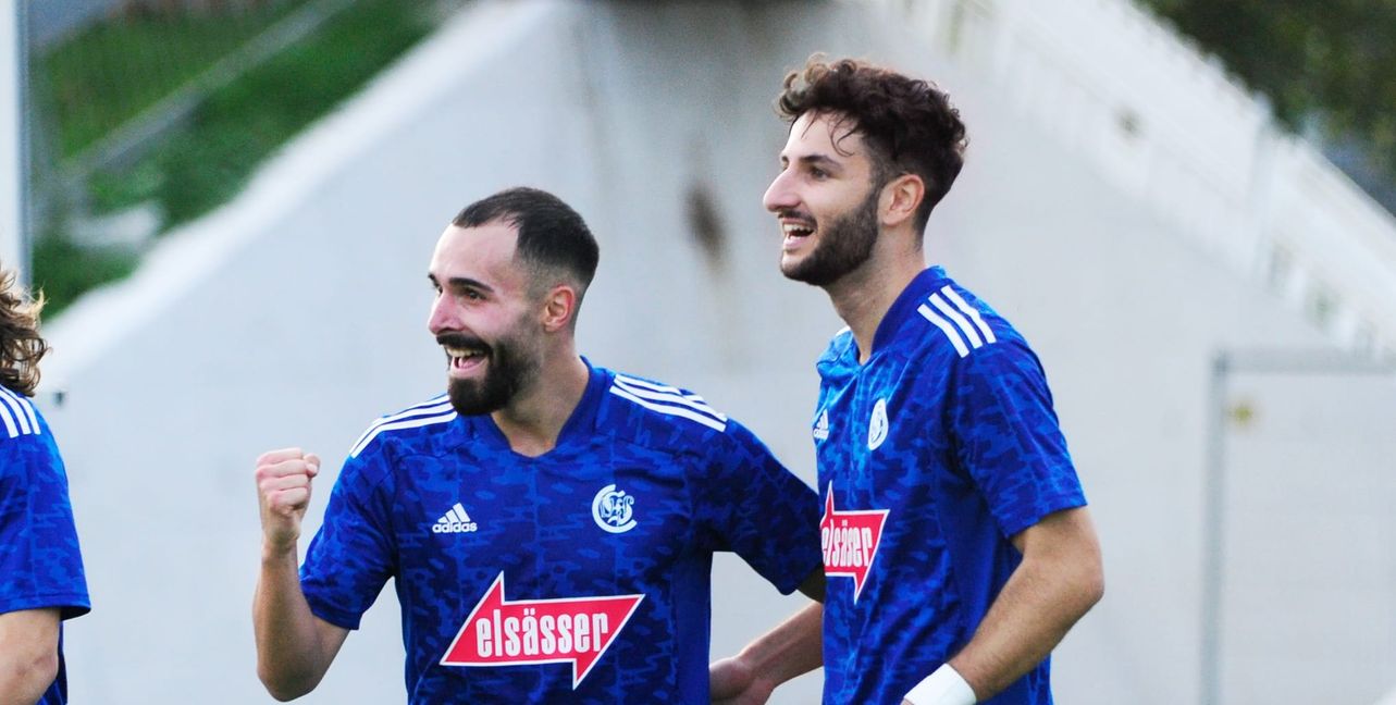Gianluca Gamuzza (rechts) trifft für den VfL Sindelfingen zum 1:0 in Waldhausen.