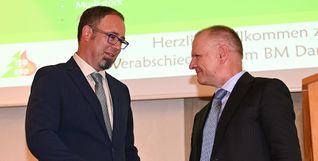 Deckenpfronns stellvertretender Bürgermeister Ralph Süßer (rechts) verabschiedet Daniel Gött nach 16 Jahren als Bürgermeister. Bild: Reichert
