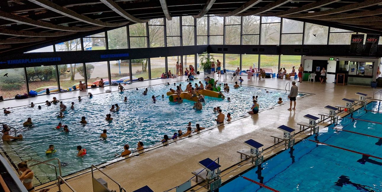 Über die Feiertage zieht es manchen ins Hallenbad. Doch es hat nicht allen Tagen geöffnet.