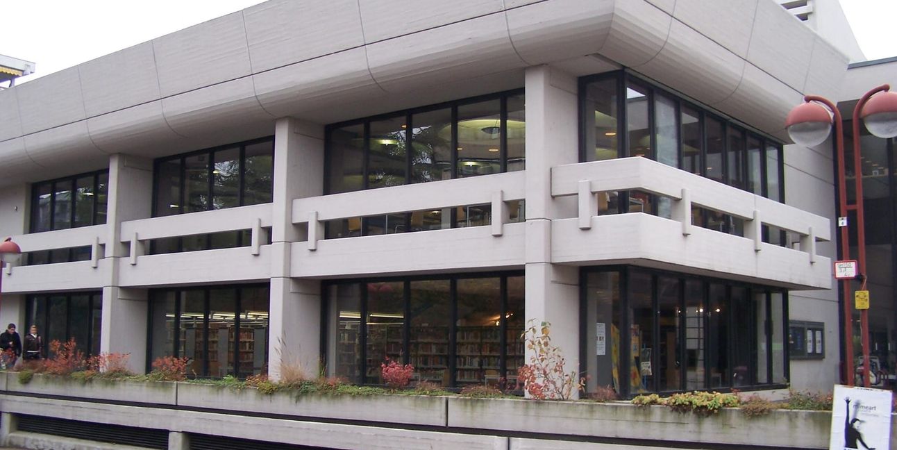 An den stillen Tagen endlich wieder in Ruhe ein Buch aus der Bibliothek lesen? Gute Idee, aber sie hat nicht durchgehend geöffnet.