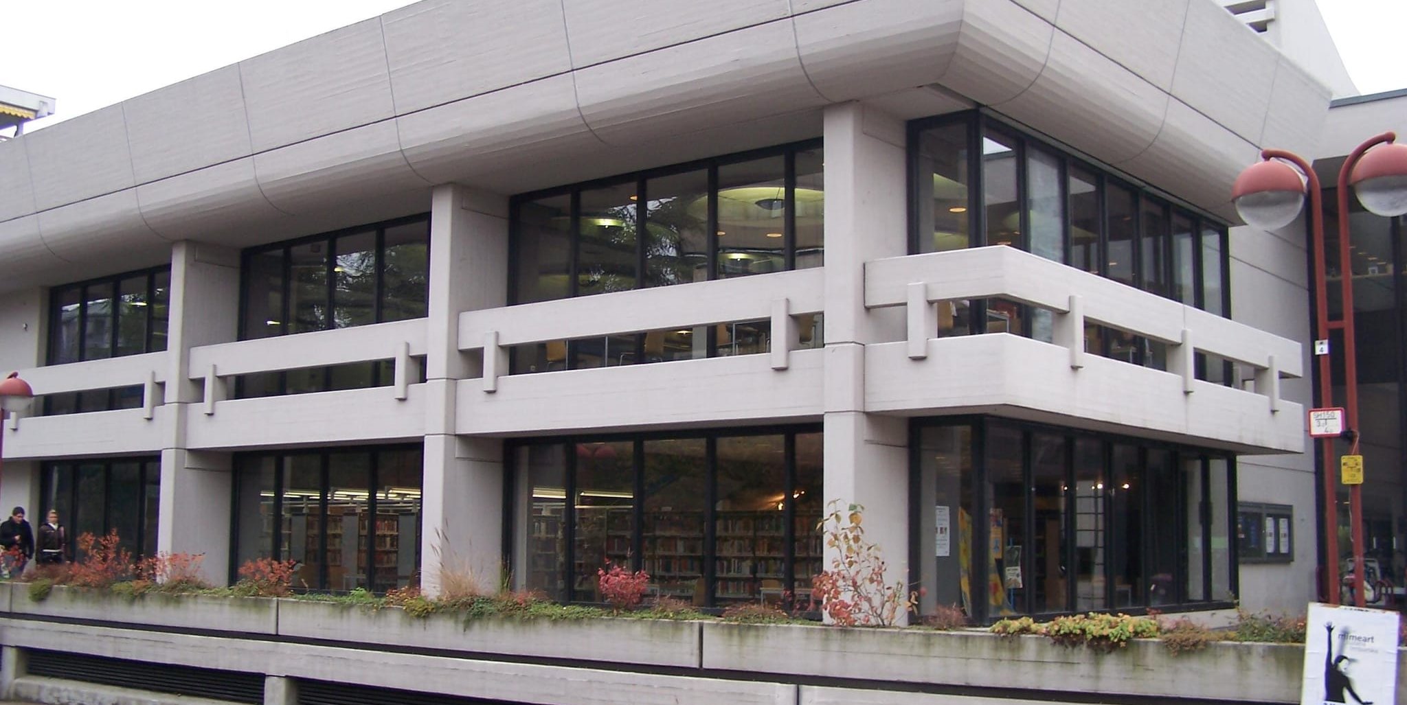 An den stillen Tagen endlich wieder in Ruhe ein Buch aus der Bibliothek lesen? Gute Idee, aber sie hat nicht durchgehend geöffnet.