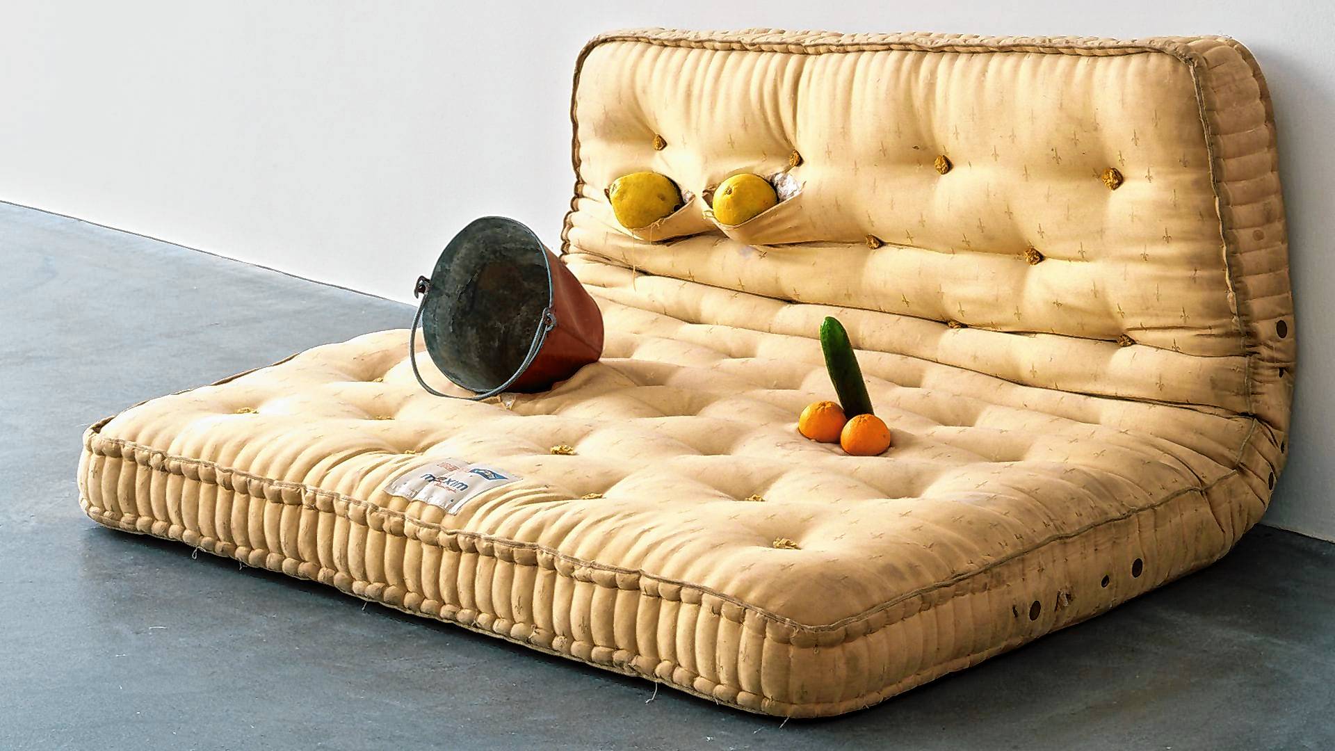 „Au Naturel“ (1994) von Sarah Lucas mit  Melonen, Orangen und Gurke