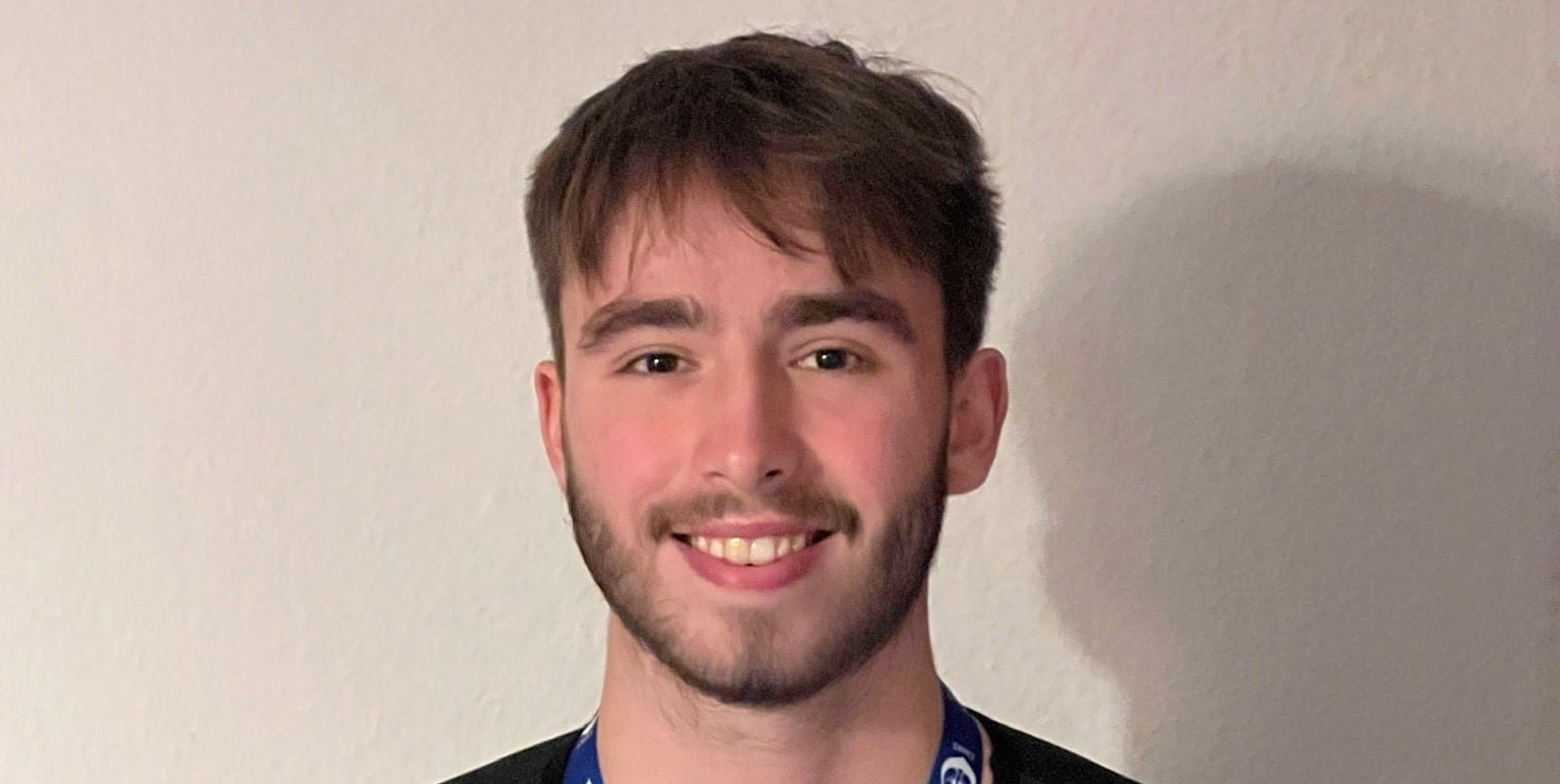 Janis Mezger machte 2022 im Sindelfinger Stiftsgymnasium das Abitur und studiert an der Ludwig-Maximilians-Universität in München BWL. Die LMU gehört zu den größten und forschungsstärksten Universitäten Europas. Der 20-jährige spielt für den STC München in der Bundesliga, trainiert aber auch regelmäßig in Sindelfingen, Böblingen und Stuttgart. Im Badezentrum trifft er sich dann mit den Rugby Ducks von der Tauchsportabteilung des VfL Sindelfingen, die an keine, Ligabetrieb teilnehmen.