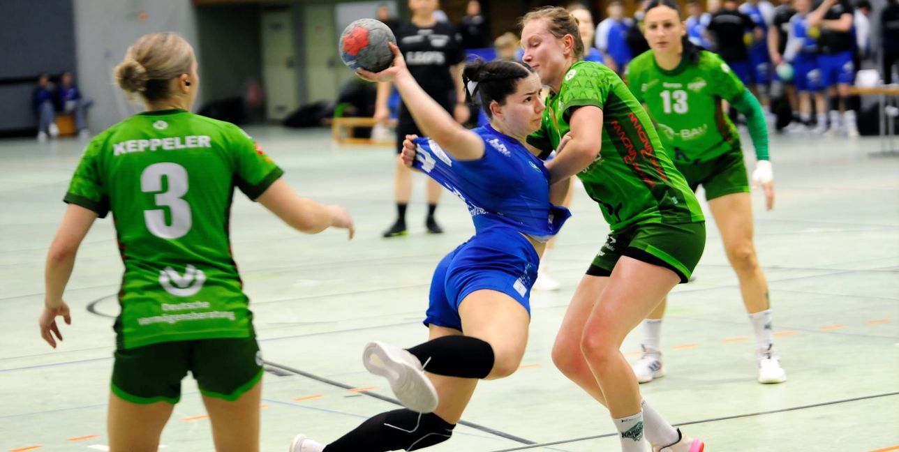 Mascha Heiser (Zweite von links) und die HSG Böblingen/Sindelfingen setzt sich in Wangen durch und springt in der Tabelle auf Platz drei. Bild: photostampe