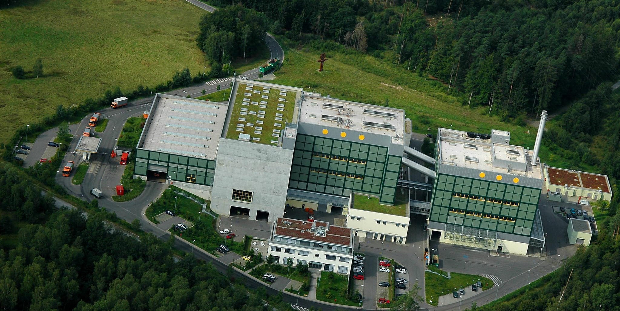 Das Restmüllheizkraftwerk (RMHKW) im Böblinger Wald aus der Luft gesehen.